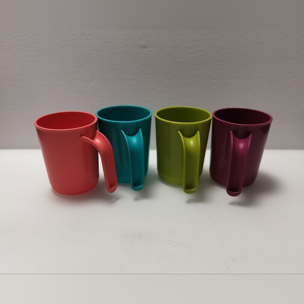 Tupperware Colorful Plastic 11 Oz Mug Set - Red, Blue, Green, Purple Pre-owned